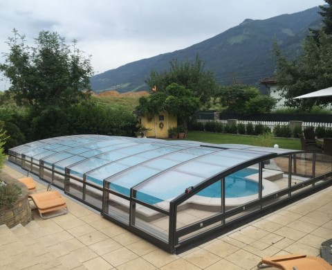 Halbrunde Poolüberdachung